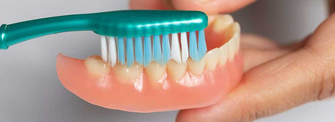 روش تمیز کردن دندان مصنوعی و سفید کردن آن