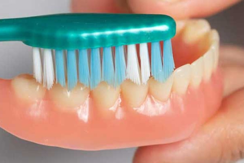 روش تمیز کردن دندان مصنوعی و سفید کردن آن